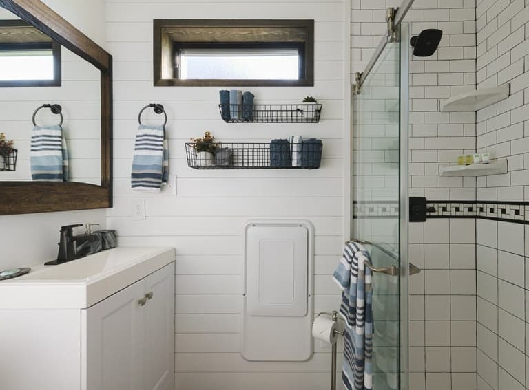 maison conteneur insolite salle de bains douche cabine van