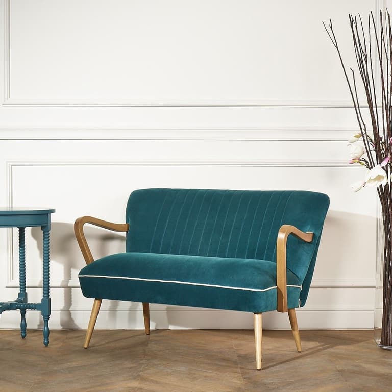 deco petit salon élégant canapé velours bleu canard pieds bois