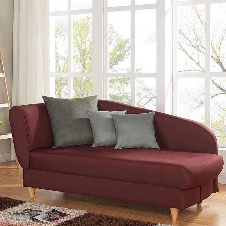 méridienne rouge lie de vin pieds bois coussin carré gris tapis frange marron beige