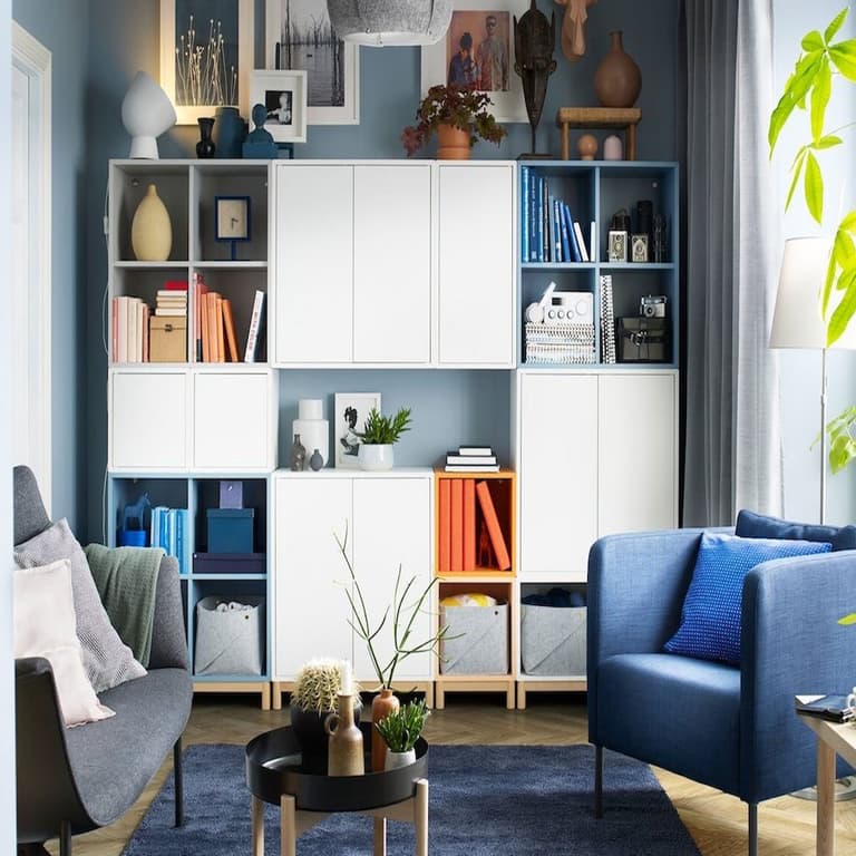 salon bleu gris armoire blanche plante verte deco moderne