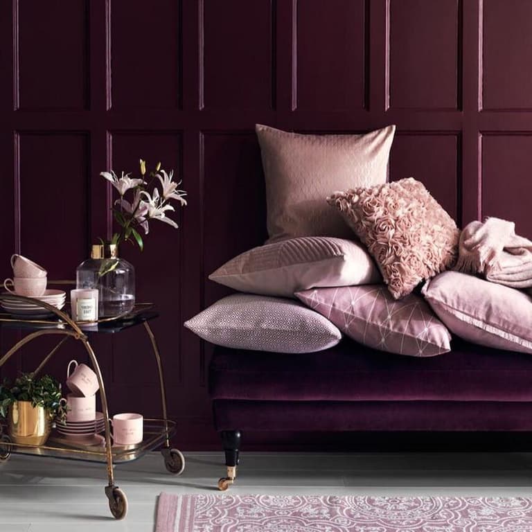 salon romantique banquette velours coussin rose poudre