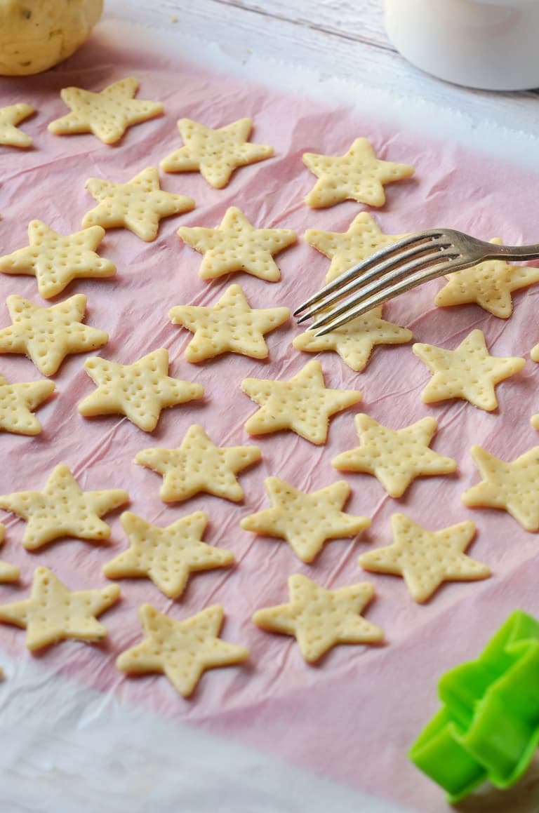 Crackers salés en forme d’étoile avant cuisson