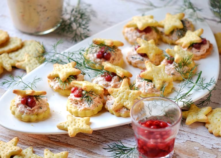 Amuse-bouche de Noël avec crackers maison et crème de truite fumée