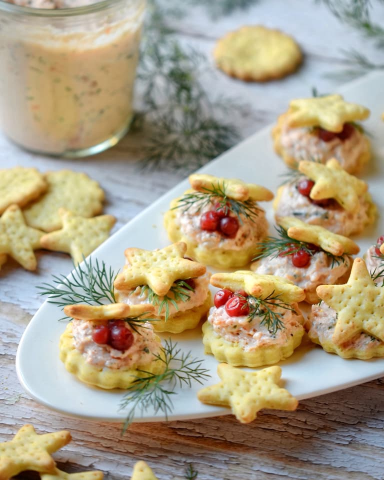 Crackers de Noël assemblés avec une crème à la truite