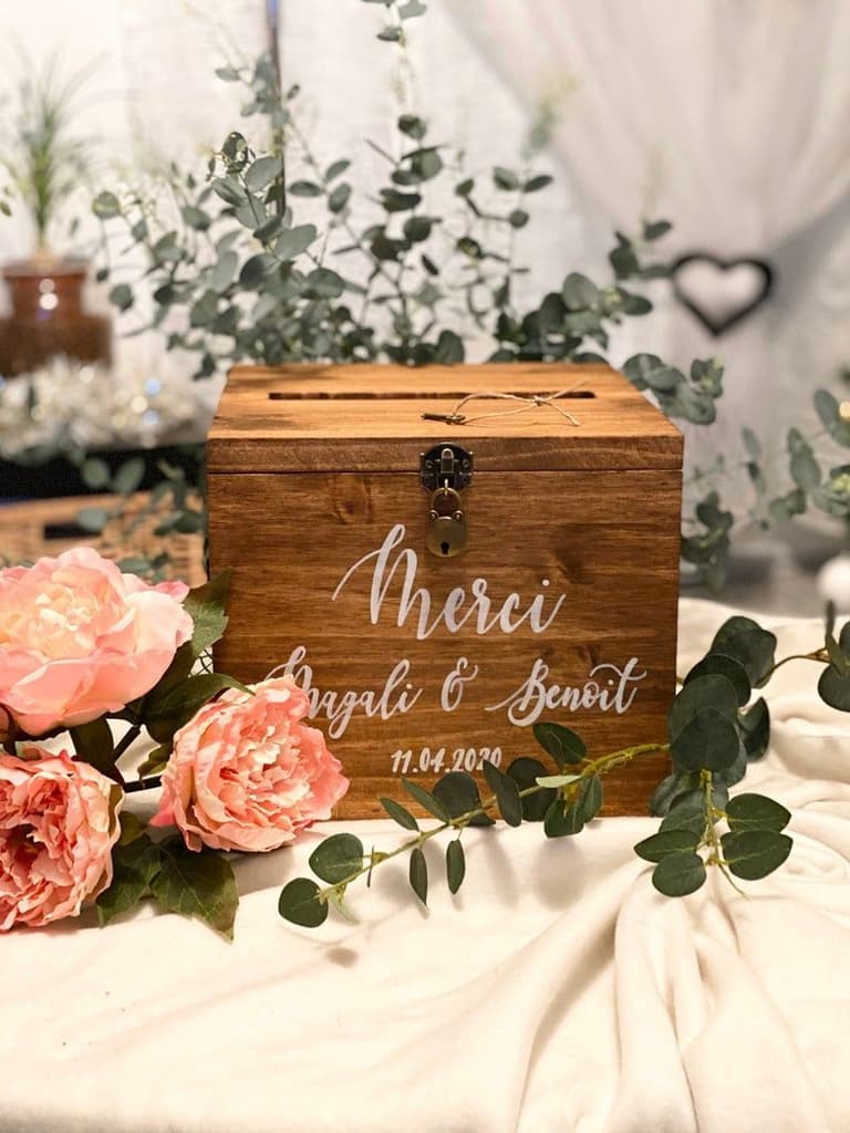 boite carré bois urne mariage nappe blanche fleurs rose