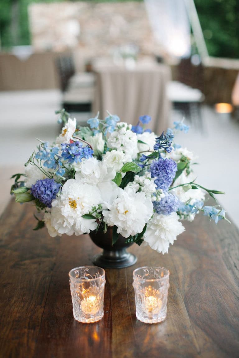 bouquet de fleurs blanches bleus table rectangulaire bois brut bougies blog deco