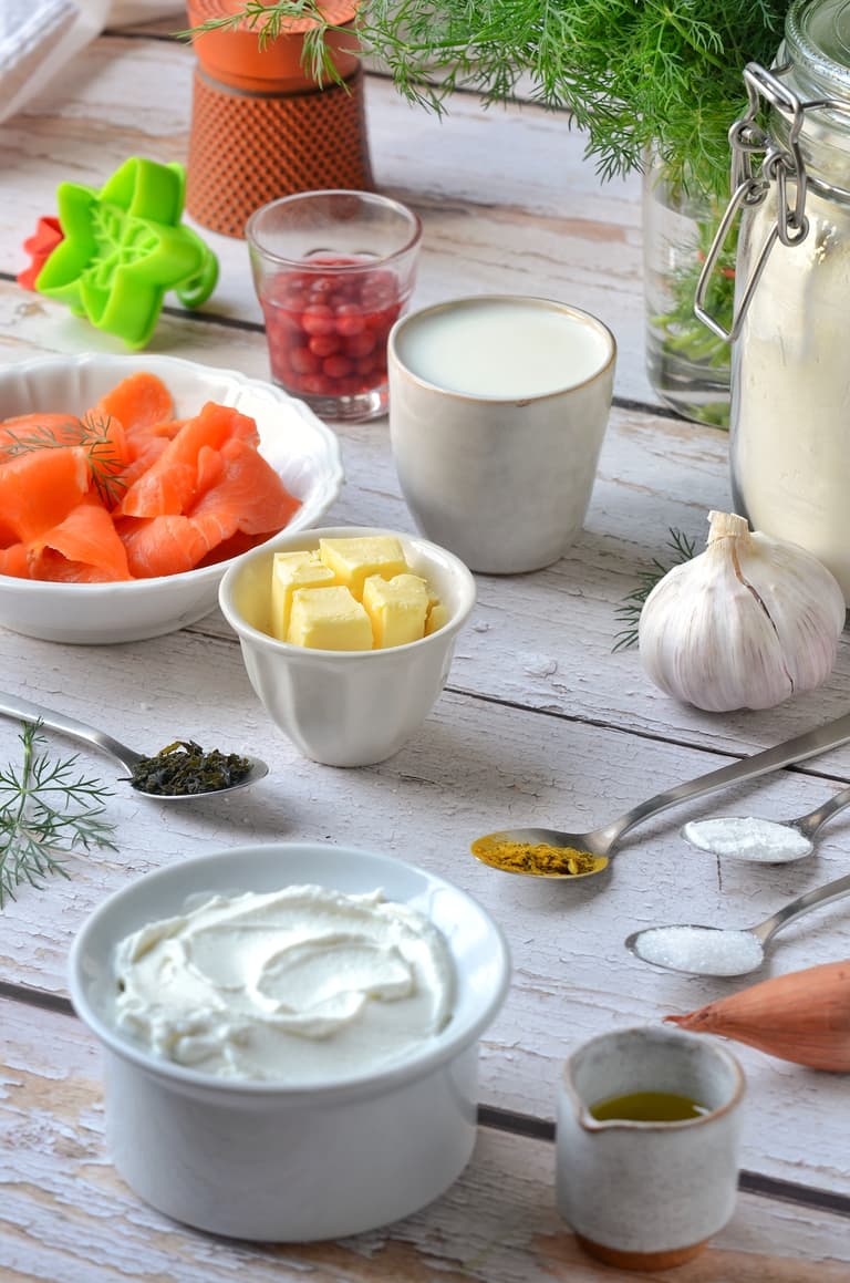 Truite fumée, skyr, aneth et baies roses pour la garniture