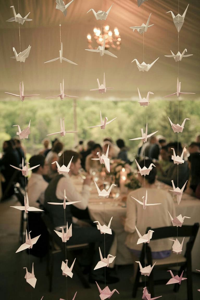 guirlande origami oiseaux papier blanc decoration reception mariage blog deco clematc