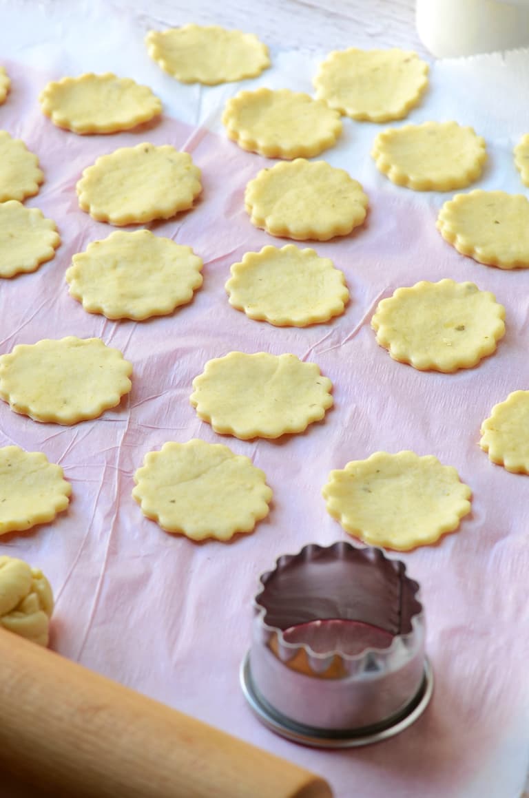 Pâte à crackers étalée finement sur du papier cuisson