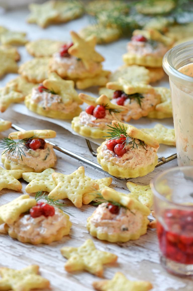 Amuse-bouches de Noël aux crackers et à la truite fumée