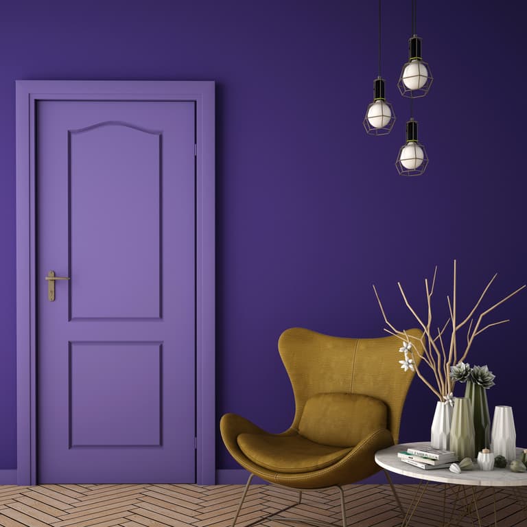 salon violet chaise fauteuil jaune moutarde parquet bois lame
