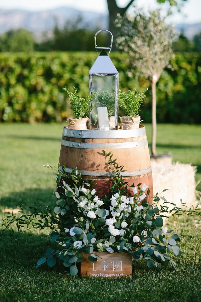 tonneau bois réception mariage bouquet fleurs blanche déco mariage à garder chez soi