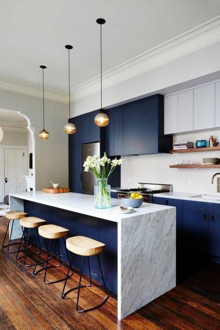 cuisine bar américain marbre blanc bleu marine parquet bois