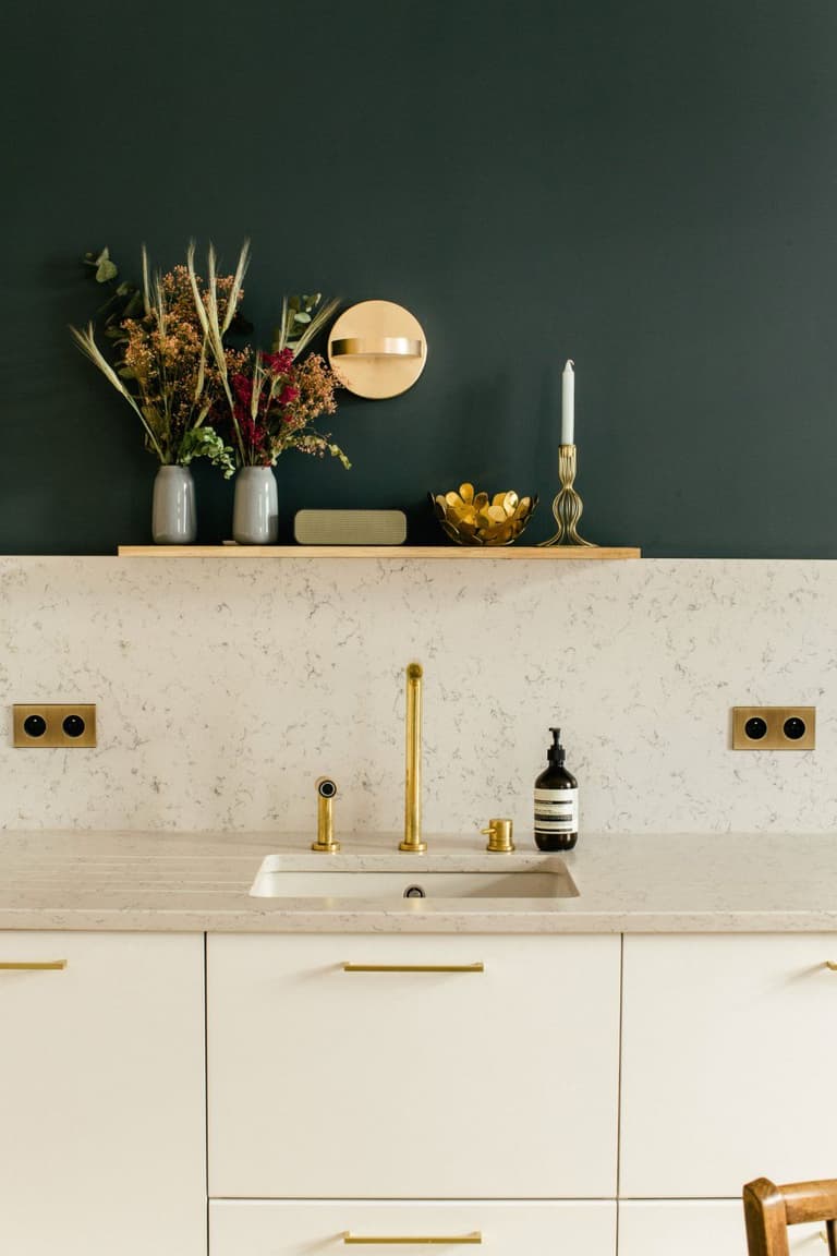 tendance cuisine 2024 verrière métal noir papier peint végétal élégante lumineuse blanche verte laiton