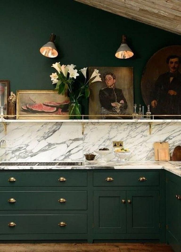cuisine vert foncé marbre blanc poignée de porte laiton