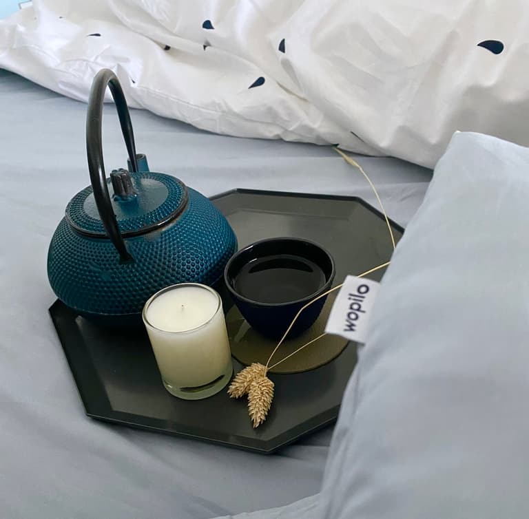petit-déjeuner au lit théière fonte bleu canard plateau hexagonal gris