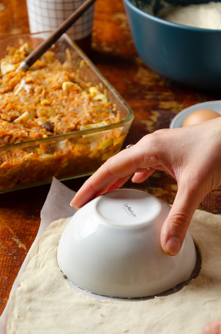Disques de pâte à empanadas découpés avec un bol