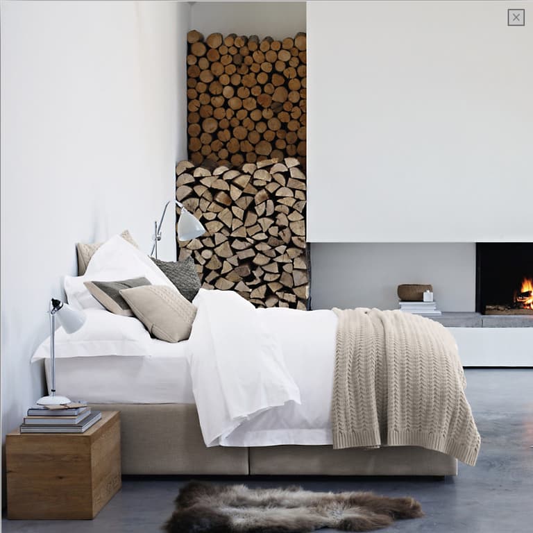chambre avec cheminée bois tapis fourrure animal déco sobre élégante