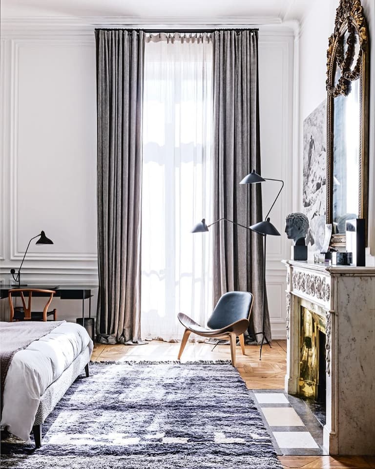 chambre spacieuse lumineuse cheminée marbre moule tapis gris bleu