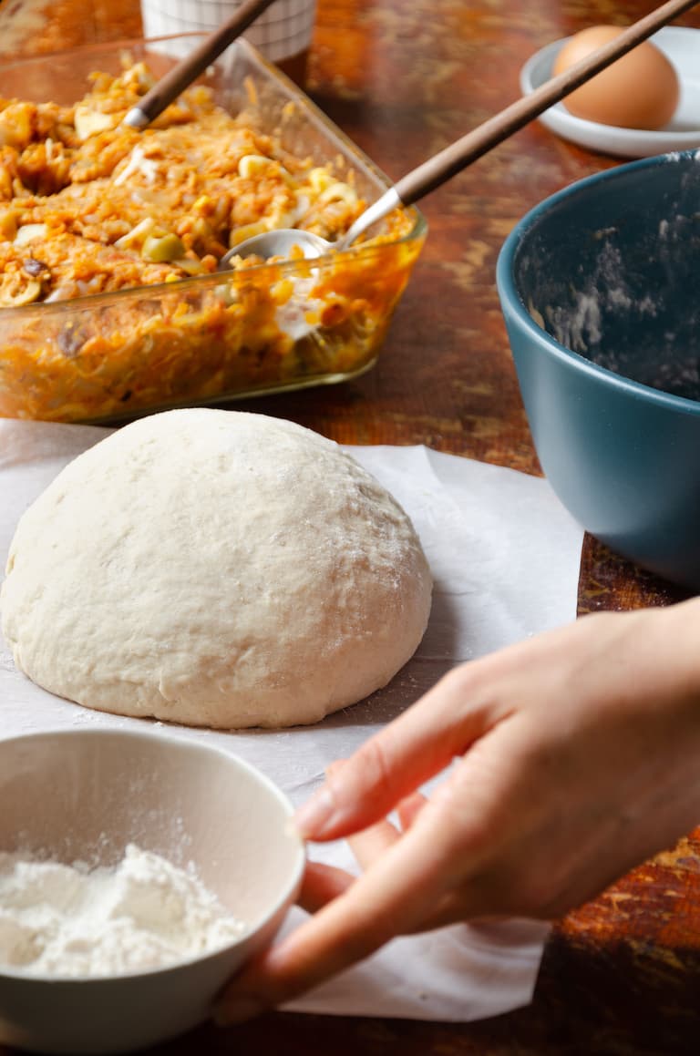 Découpe de disques dans la pâte maison étalée