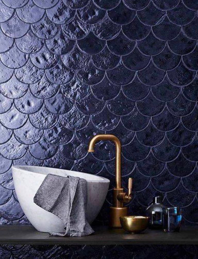 crédence écaille de poisson bleu marine robinet laiton blog deco intérieur