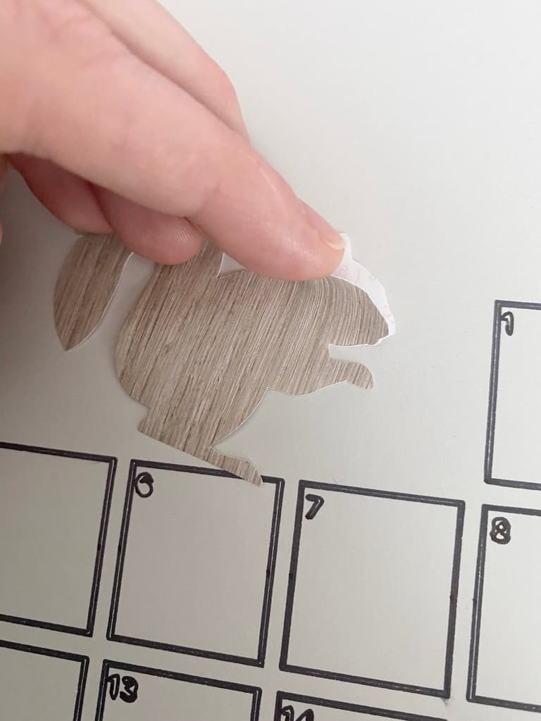 Pose d’un motif écureuil effet bois sur la grille du calendrier d’octobre