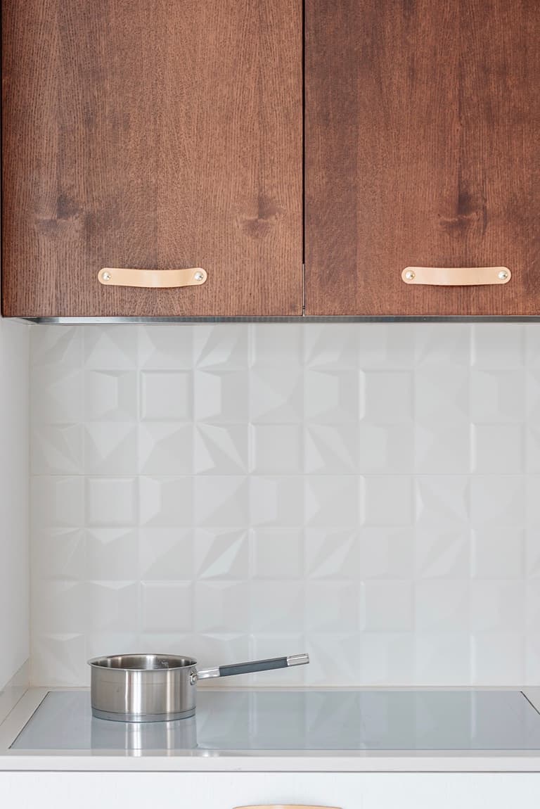 meuble cuisine acajou massif bois crédence relief blanche