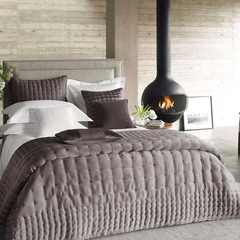 poêle rond noir chambre cosy lit double plaid gris souris style chalet