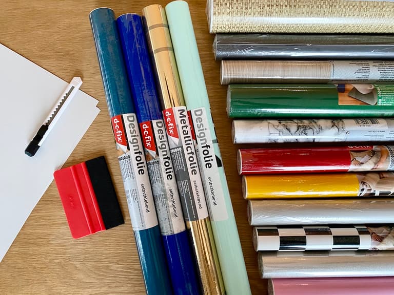 Rouleaux d’adhésifs décoratifs, feutres, cutter et spatule réunis pour fabriquer le calendrier