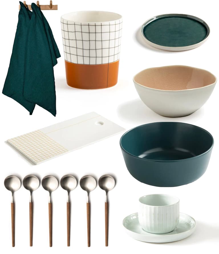 Table dressée avec vaisselle blanche, bleu canard et terracotta