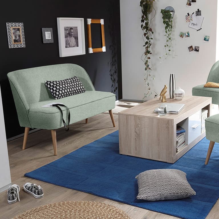 canapé convertible pieds bois style scandinave tapis bleu table basse bois