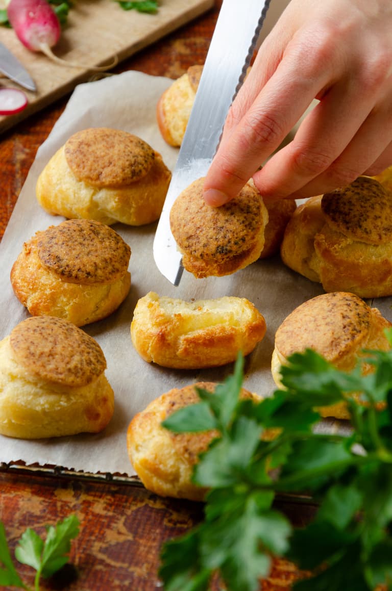 Choux au craquelin dorés après cuisson