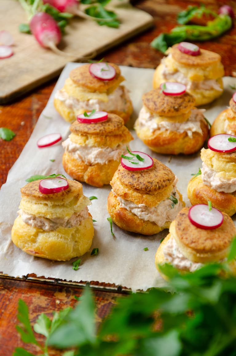 Gougères farcies dressées pour un buffet froid