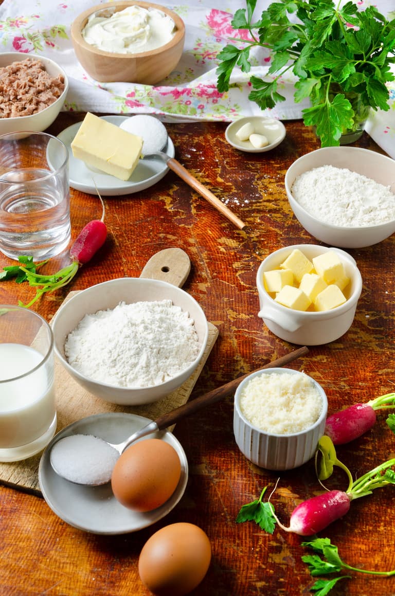 Farine, beurre, œufs, fromage frais et thon pour les choux farcis