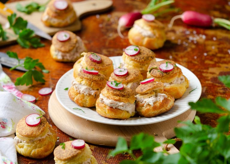 Gougères farcies au poisson présentées pour l’apéritif