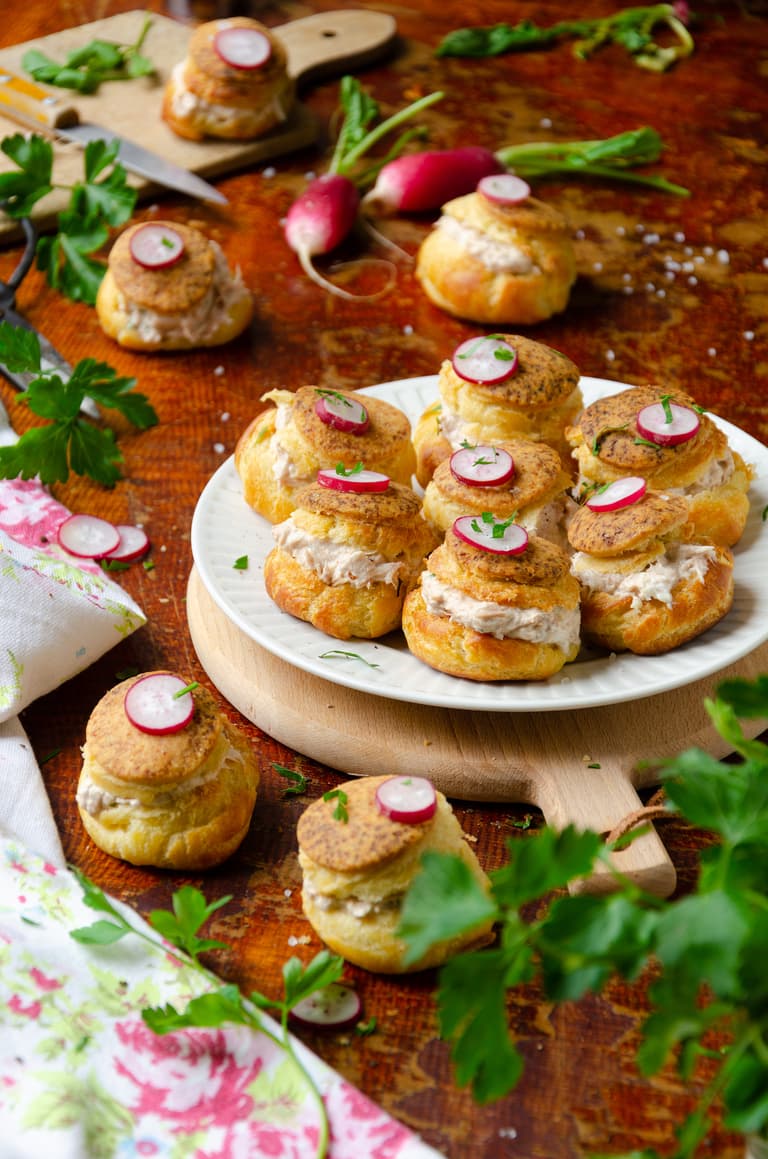 Gougère ouverte garnie de crème au saumon