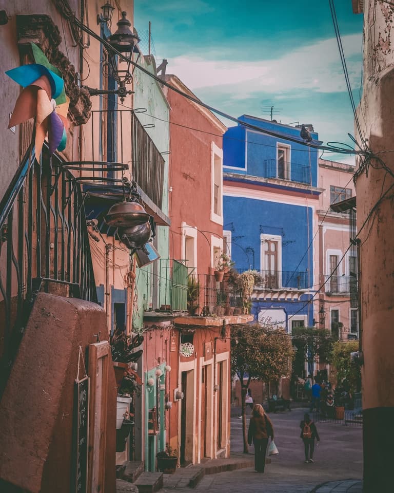 rue maisons colorés bleu rose