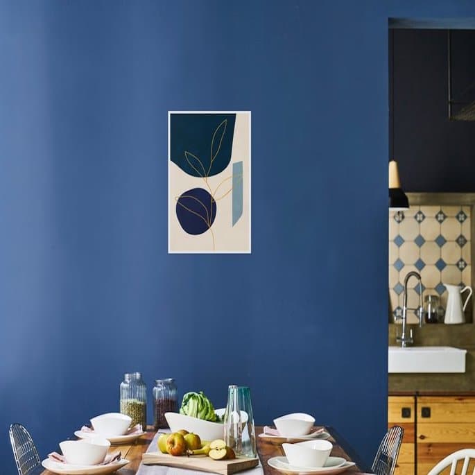 salle à manger mur bleu table bois chaise dépareillé cuisine vintage carreau