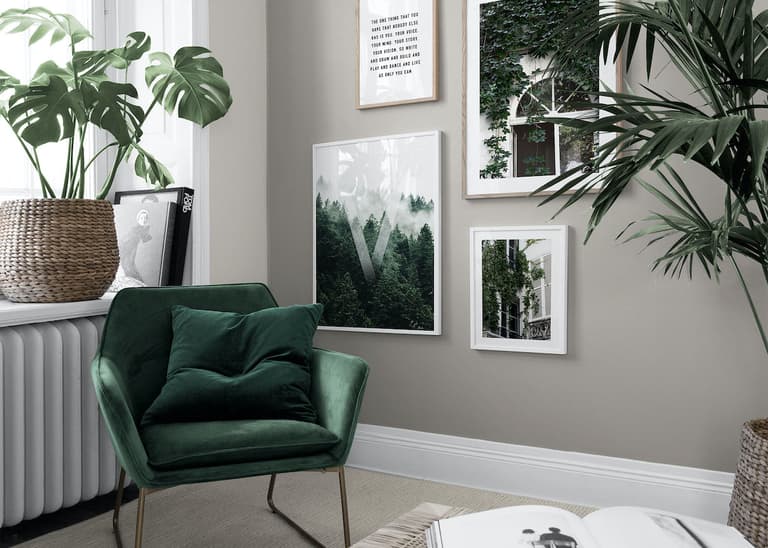 salon urban jungle fauteuil velours pieds laiton mur marron taupe mur de cadres