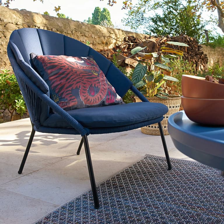 Fauteuil pieds métal coussins bleu assise corde confortable extérieur