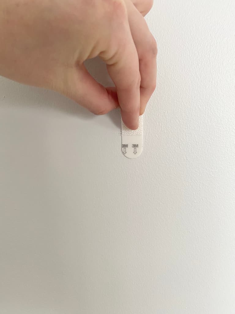 fixer décoration murale sans percer clou astuce