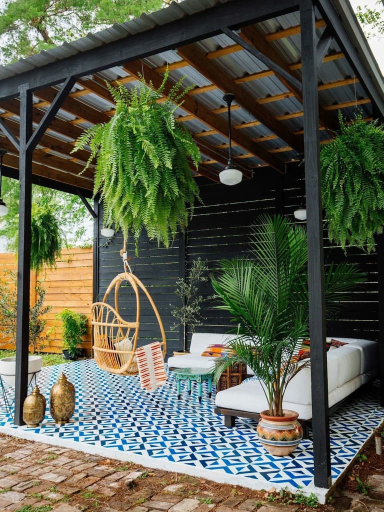 terrasse noire pergola sol bleu canapé blanc plantes vertes