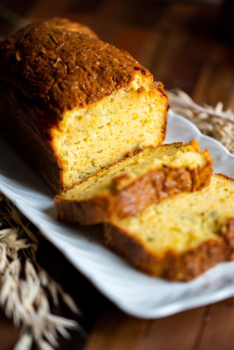 Cake salé tranché présenté sur un buffet estival