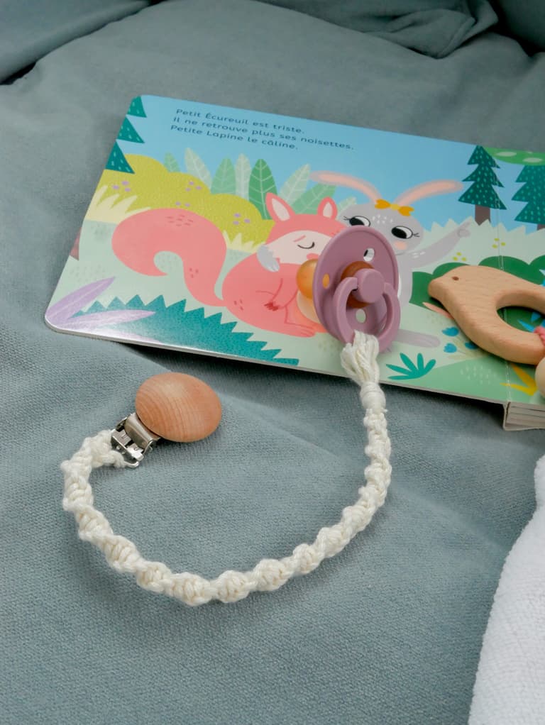 diy cadeau naissance attache tétine macramé tuto blog déco clem atc