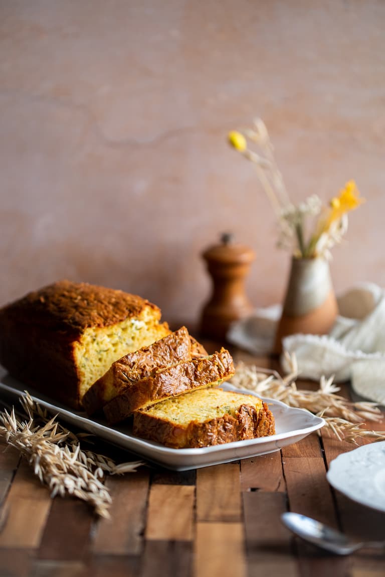 Tranches de cake aux légumes disposées dans un plat