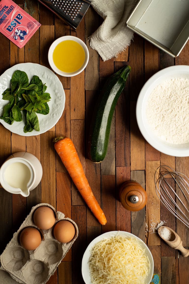 Œufs, farine, lait, légumes et menthe nécessaires au cake salé