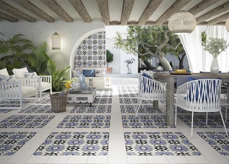 maison méditerranéenne ouverte patio décoration blanche bleue