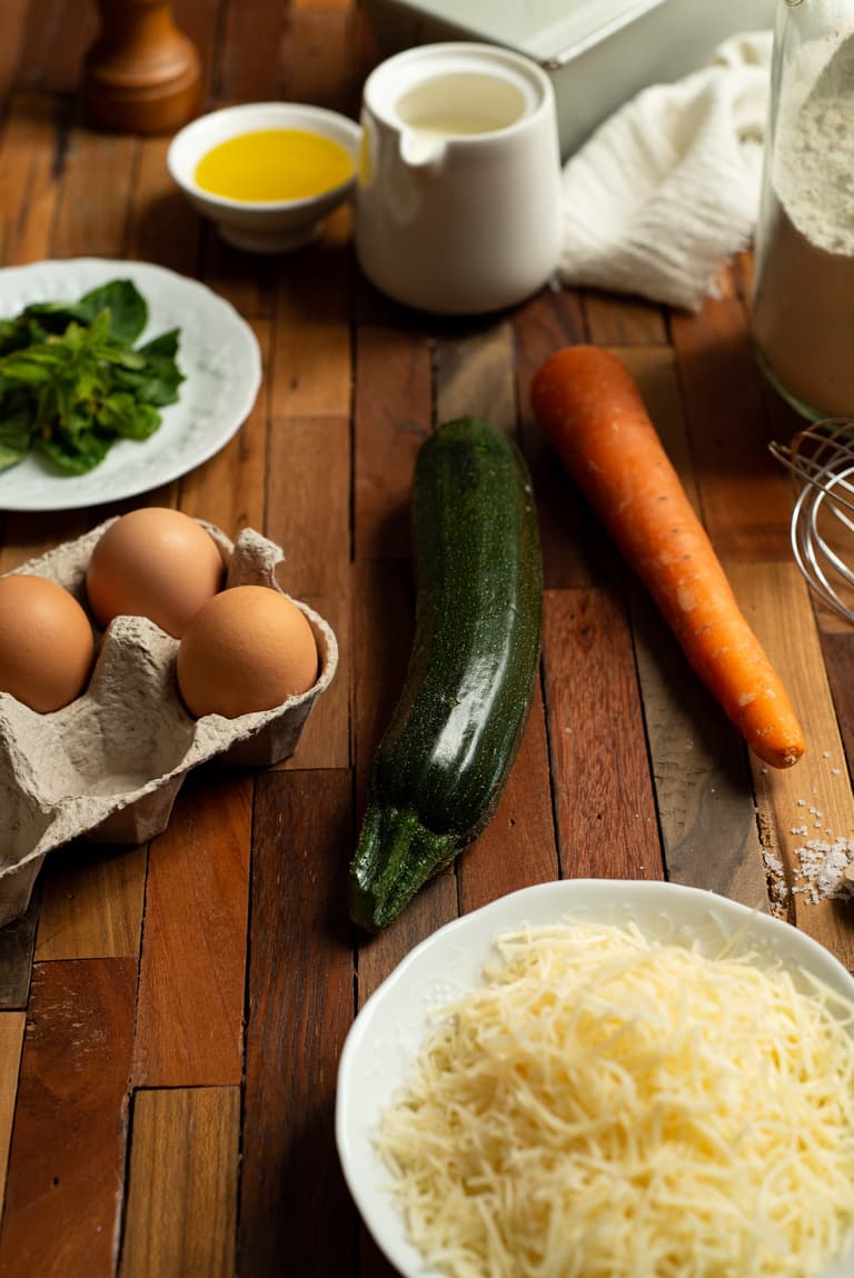 Courgette, carotte et feuilles de menthe avant préparation