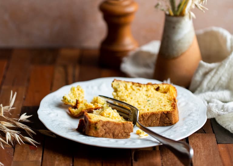 Cake courgette, menthe et carotte tranché pour un buffet