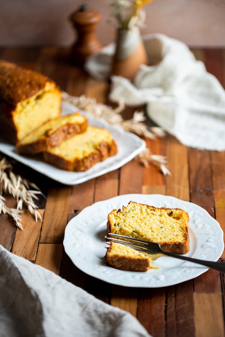 Part de cake courgette, carotte et menthe prête à servir